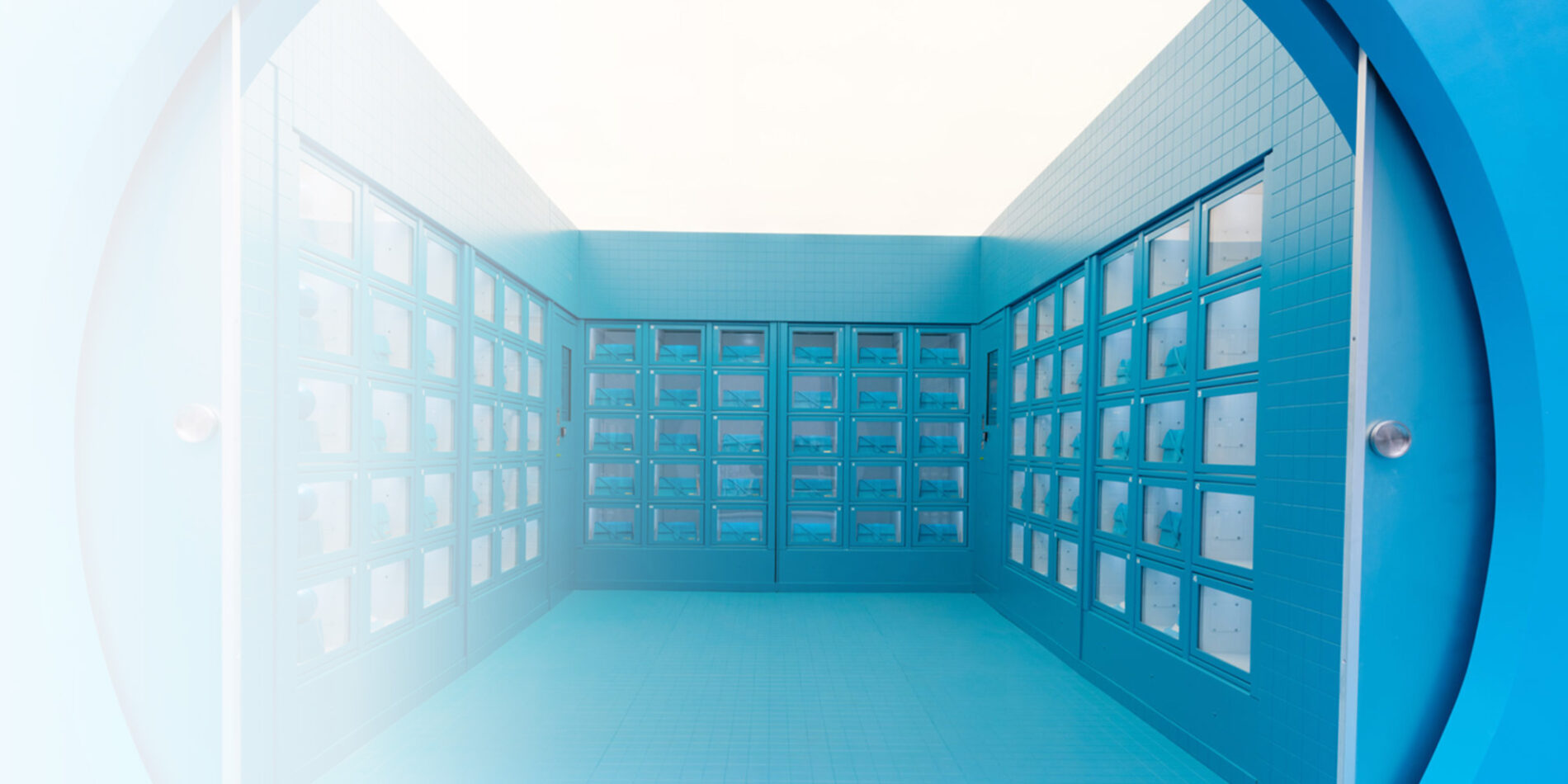 Distributeur automatique Le Casier Français entièrement bleu pour un pop-up store Jacquemus