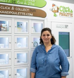 Elodie, la gestionnaire du magasin de produits locaux en distributeur automatique Click & Poulette pose devant ses casiers