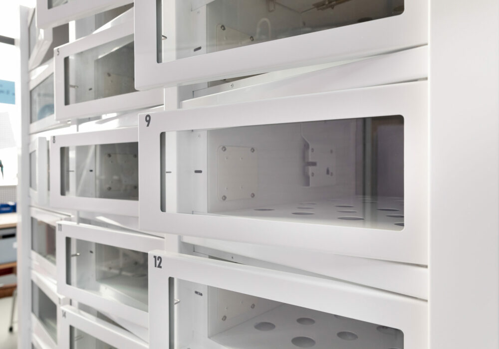 Distributeur automatique Le Casier Français blanc vide, portes ouvertes lors de la fabrication dans les ateliers des Hauts-de-France