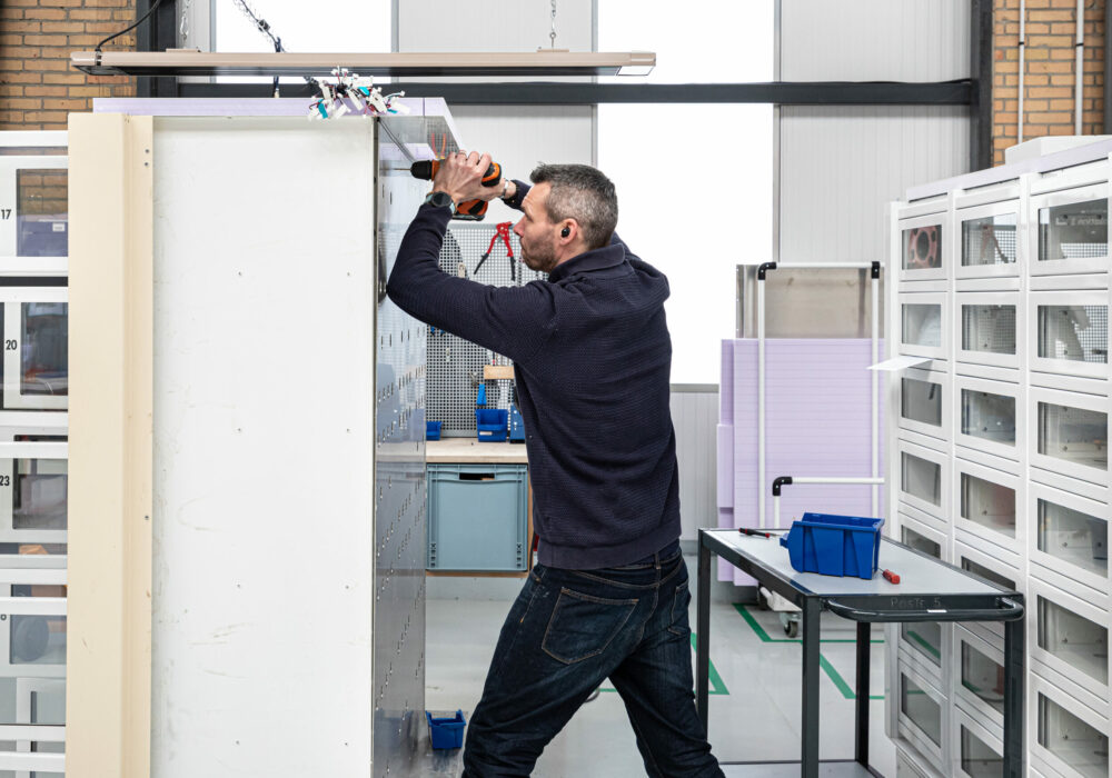 Technicien Le Casier Français en train de fabriquer dans l'atelier de l'entreprise un distributeur automatique
