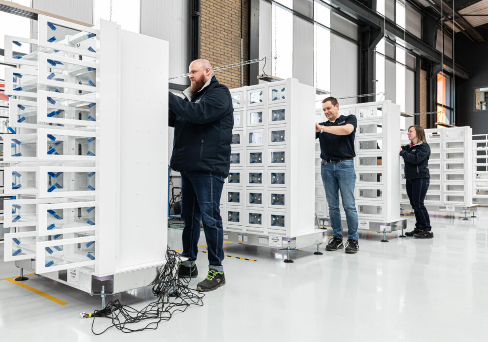 Série de techniciens en charge de la fabrications des distributeurs automatiques Le Casier Français
