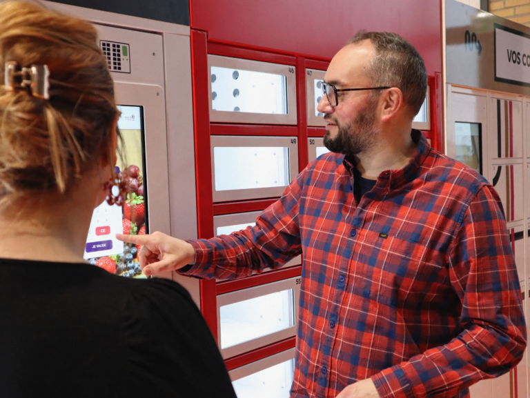 Demonstration of the vending machine by the Sales Director