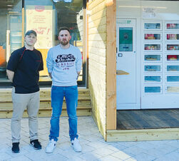 Jason et Bastien, gérants de la Pâtisserie Hb posent devant leur distributeur automatique de gâteaux