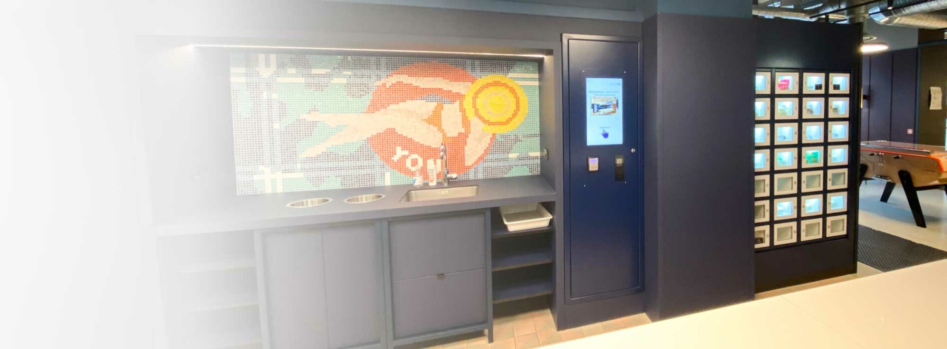 Distributeur automatique Le Casier Français dans le hall d'un hôtel pour de la vente de petite alimentation