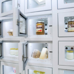 Distributeur automatique Le Casier Français comportant des produits locaux (compotes, yaourts, fromages...)